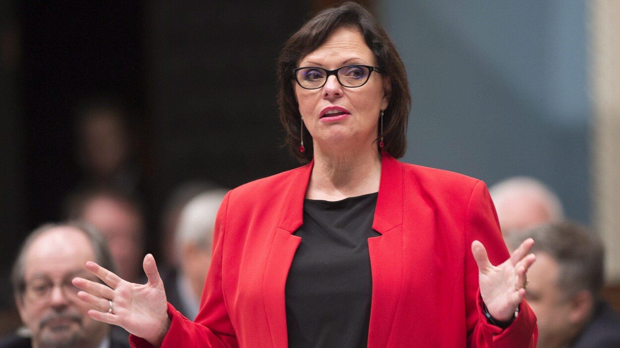 Plan moyen de la ministre responsable, de la Santé publique, Lucie Charlebois, à l'Assemblée nationale du Québec, le 14 février 2018.