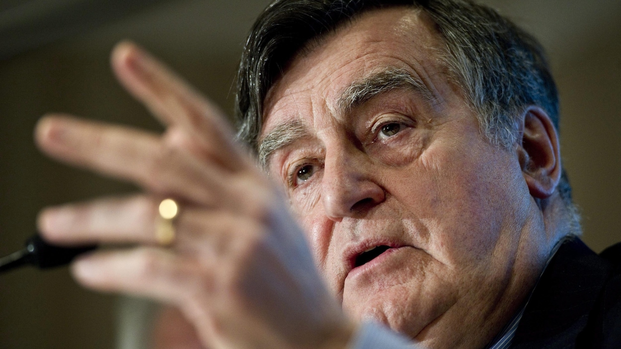 Lucien Bouchard parle aux journalistes.