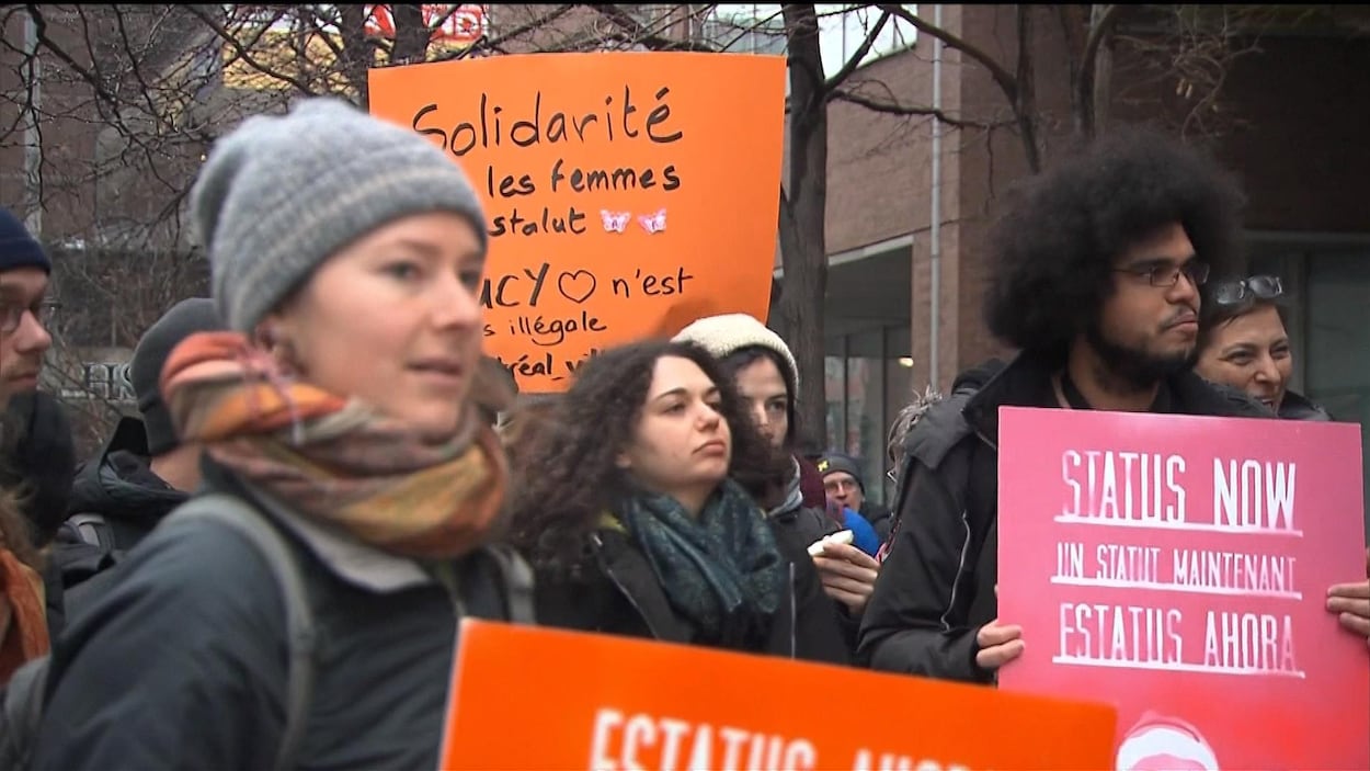 Des militants tiennent des pancartes sur lesquelles sont inscrits des messages de solidarité. Des militants tiennent des pancartes sur lesquelles sont inscrits des messages de solidarité.