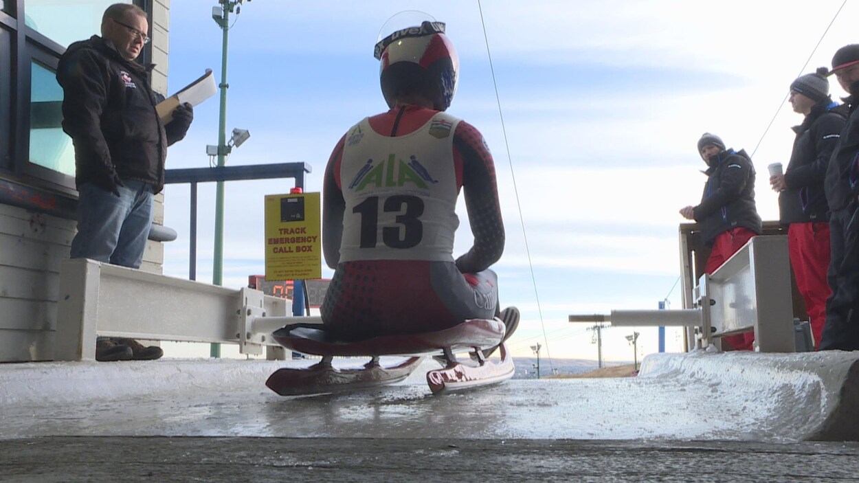 Un athlète de luge se prépare pour sa descente