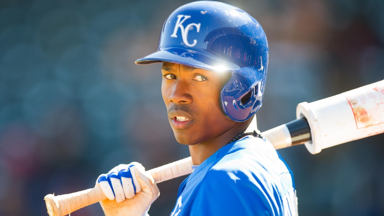 Luis Durango avec son bâton dans les mains, avec l'uniforme bleu des Royals de Kansas City.