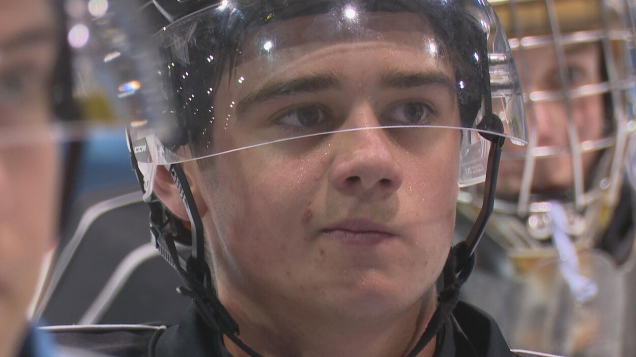 Lukas Cormier, le premier choix du dernier repêchage des Islanders de Charlottetown, écoute et apprend vite au côté de l'entraîneur adjoint, Guy Girouard.