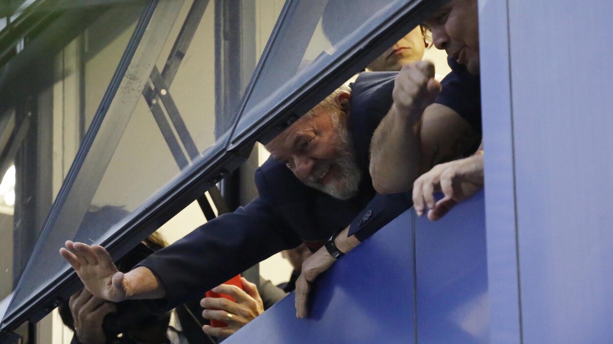 Luis Inacio « Lula » da Silva fait signe de la main à ses partisans par la fenêtre.