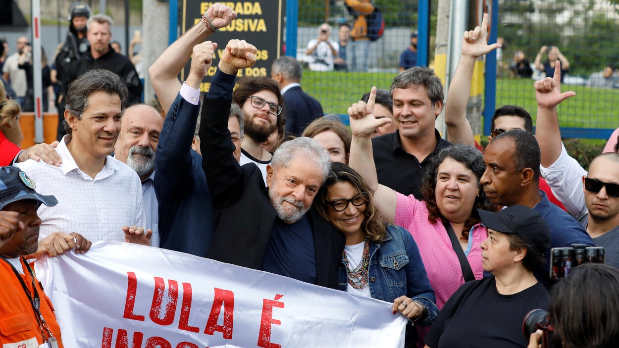 Lula entouré de ses partisans à la sortie de la prison.