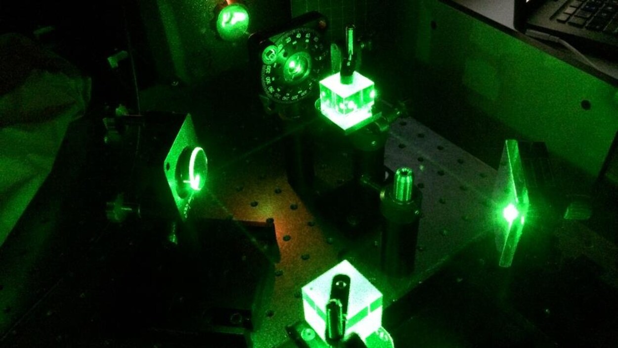 Une nouvelle plateforme permet à des faisceaux lumineux de communiquer entre eux à travers la matière solide,