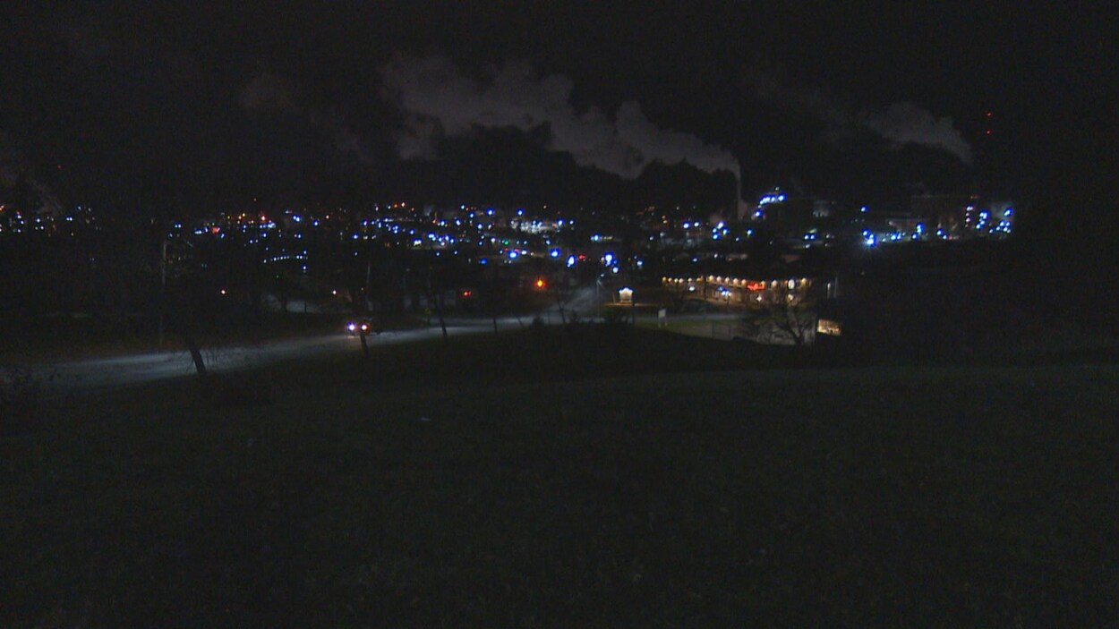 Une ville éclairée la nuit.