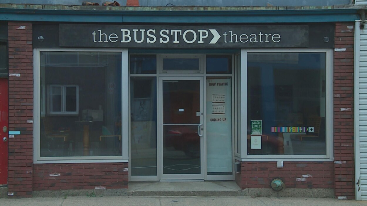 Le théâtre Bus Stop de l'extérieur.