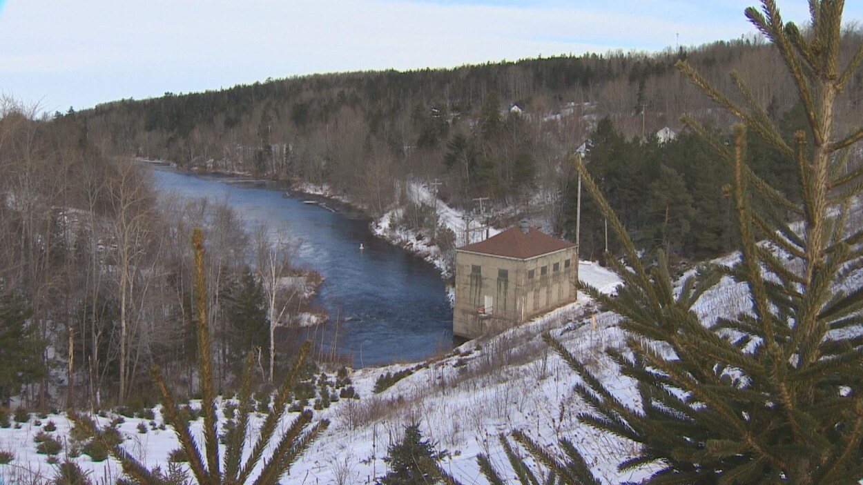 La centrale, vue de loin, en hiver.