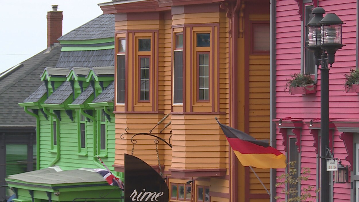 Des maisons anciennes peintes de couleurs vives et parfaitement entretenues.