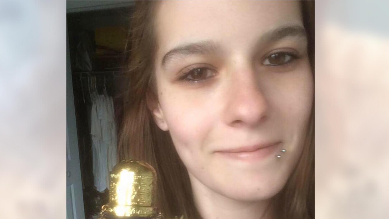 Visage d'une jeune femme souriante