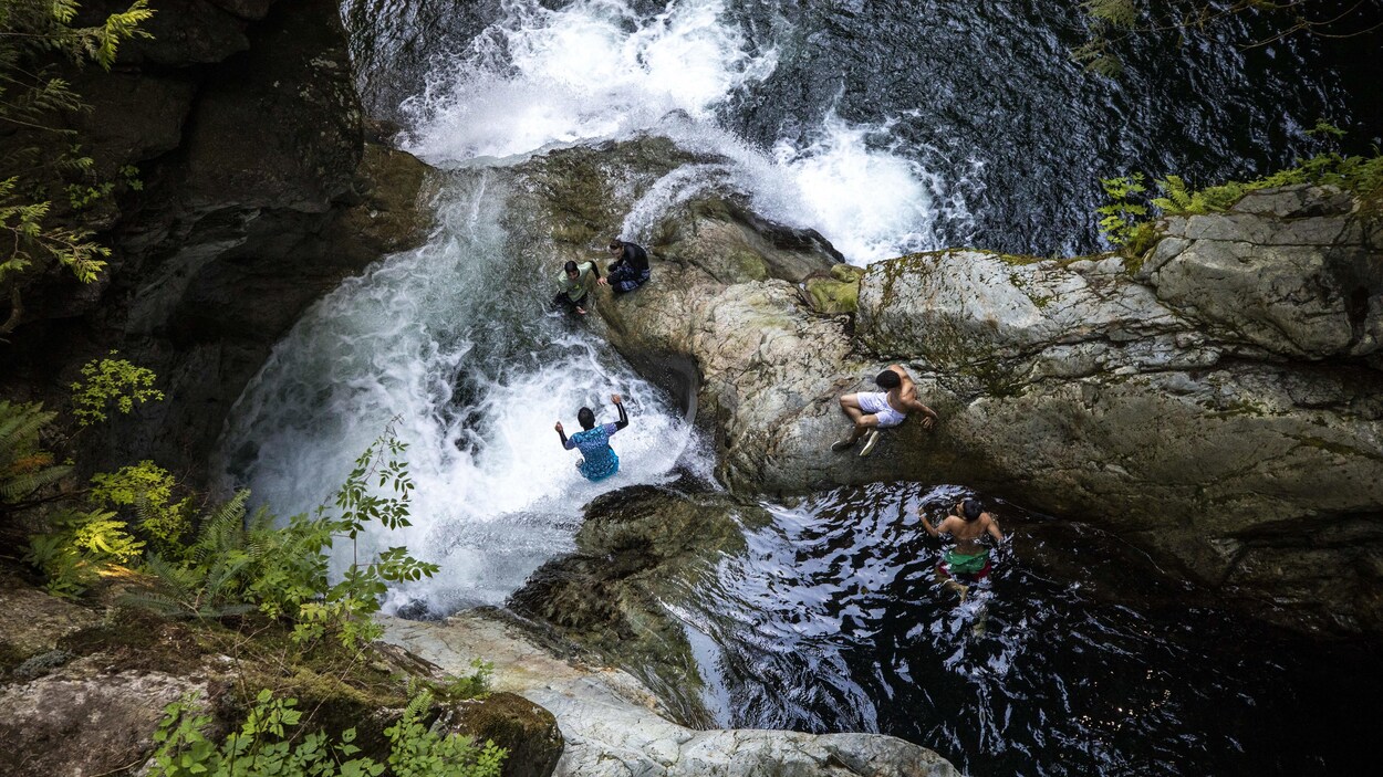 Des adolescents sautent dans des cascades.