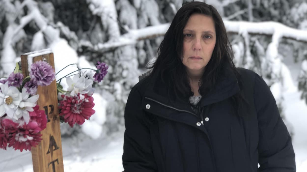 Lynn Sivret-Gauthier à côté de la croix à la mémoire de son fils.
