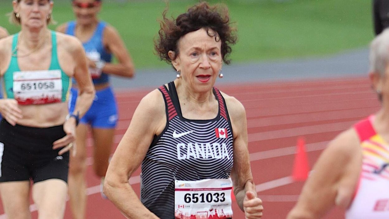 À 70 ans, elle continue de dominer sur les pistes de course