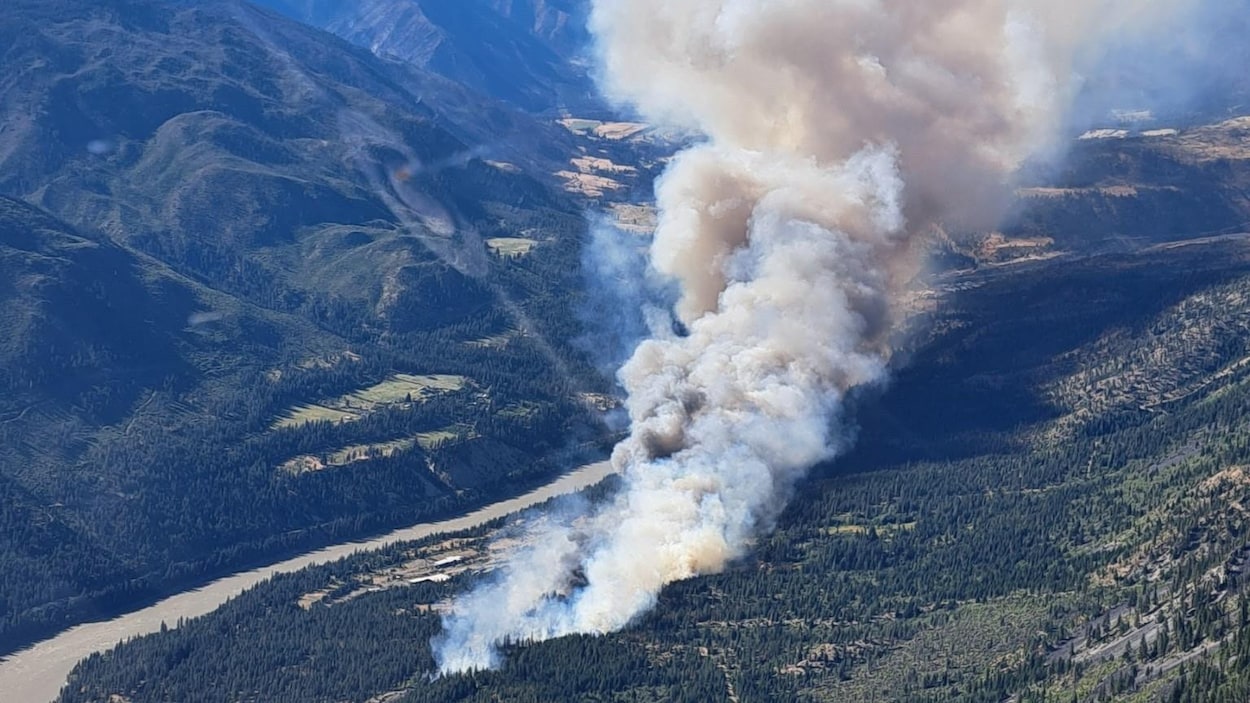 Le feu de forêt perd en intensité, mais le risque persiste à Lytton, en C.-B.