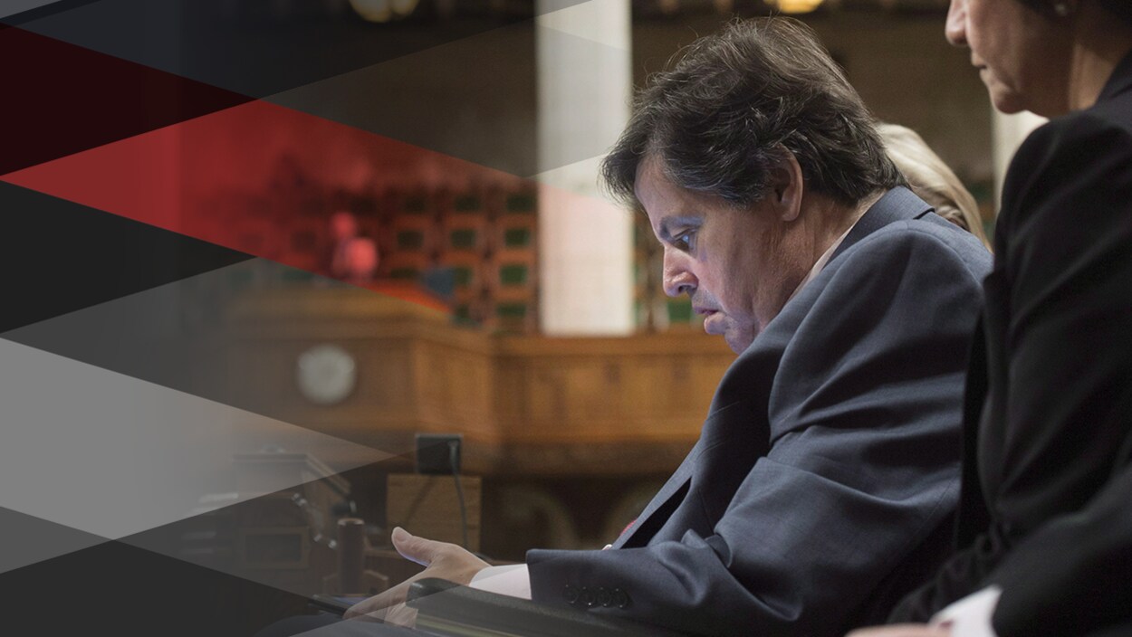 Mauril Bélanger assis à lors d'une séance au Parlement canadien.