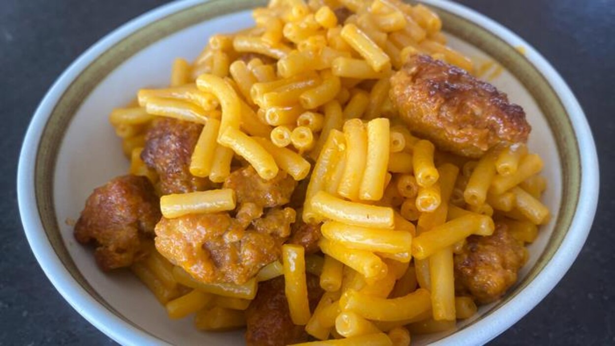 Un macaroni au fromage. Un macaroni au fromage.
