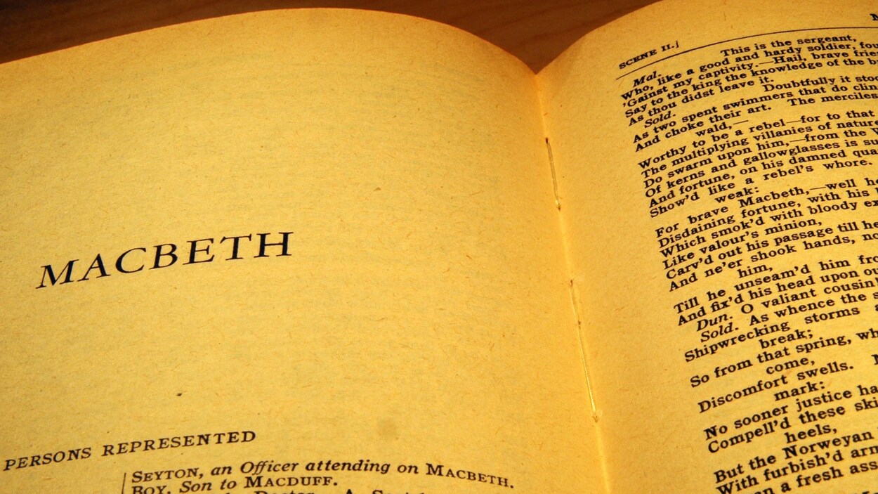 Une page du livre «Macbeth».