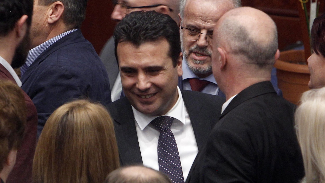 Le premier ministre de Macédoine Zoran Zaev reçoit les félicitations des parlementaires après qu'ils ont voté en faveur de changements constitutionnels.