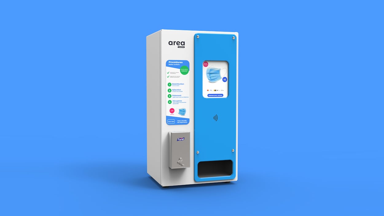 Une machine distributrice dotée de deux grands écrans et d'un distributeur de gel désinfectant. Elle vend des masques.