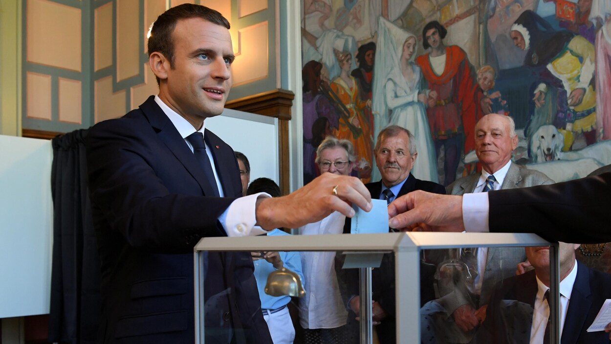 Le président Emmanuel Macron a voté en matinée, dans la coquette station balnéaire du Touquet, où il dispose d'une résidence secondaire avec sa femme, Brigitte. Le président Emmanuel Macron a voté en matinée, dans la coquette station balnéaire du Touquet, où il dispose d'une résidence secondaire avec sa femme, Brigitte.