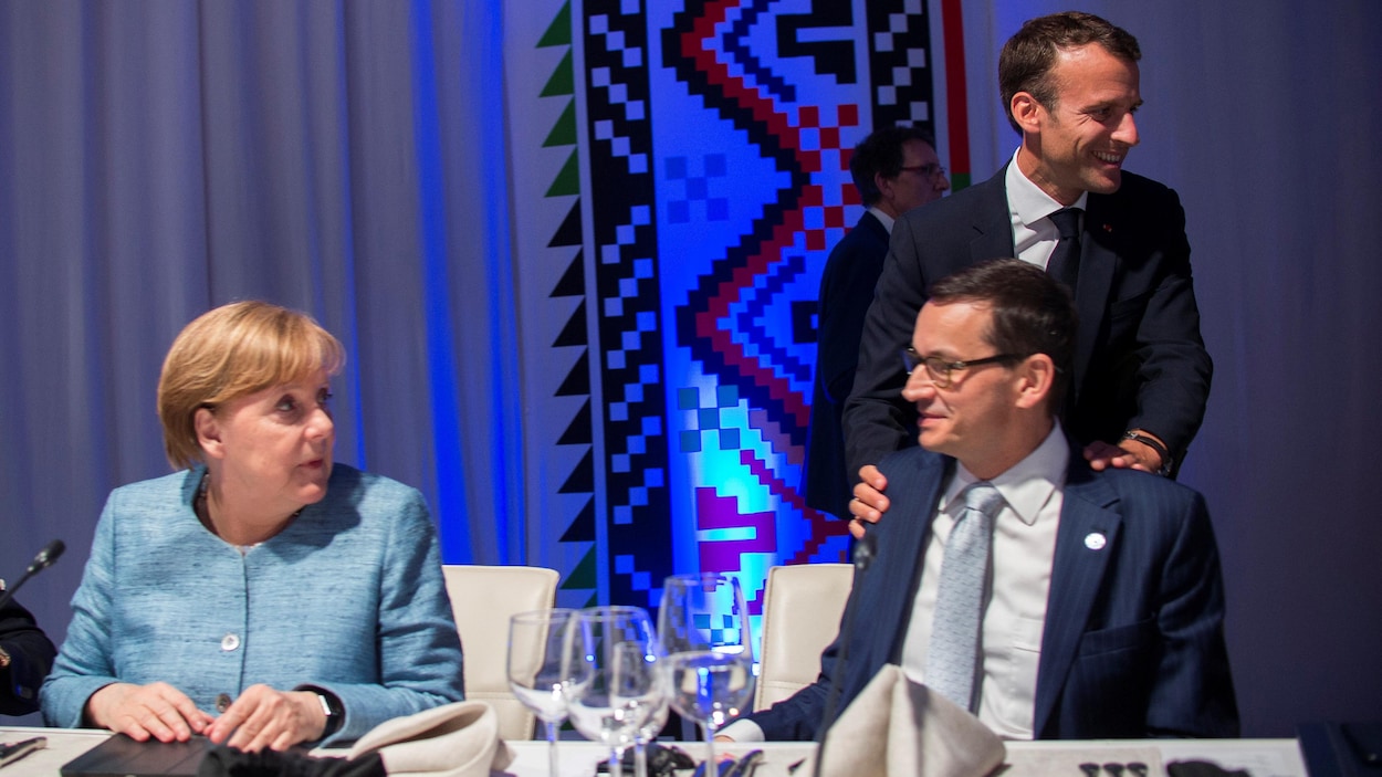 La chancelière allemande Angela Merkel, le président français Emmanuel Macron (debout) et le premier ministre polonais Mateusz Morawiecki, lors d'un dîner en marge du sommet de l'UE avec les pays des Balkans, qui commencera le 17 mai à Sofia, en Bulgarie. La chancelière allemande Angela Merkel, le président français Emmanuel Macron (debout) et le premier ministre polonais Mateusz Morawiecki, lors d'un dîner en marge du sommet de l'UE avec les pays des Balkans, qui commencera le 17 mai à Sofia, en Bulgarie.