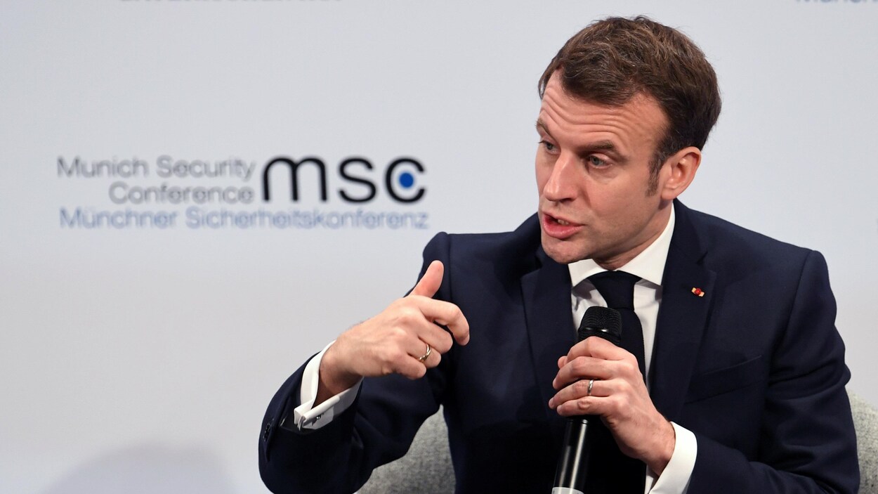 Emmanuel Macron parle et fait des gestes avec sa main.