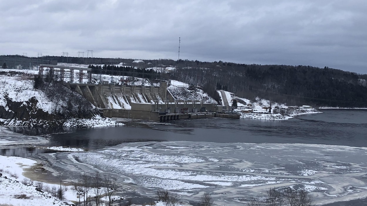 Le déversoir du barrage sur le fleuve Saint-Jean