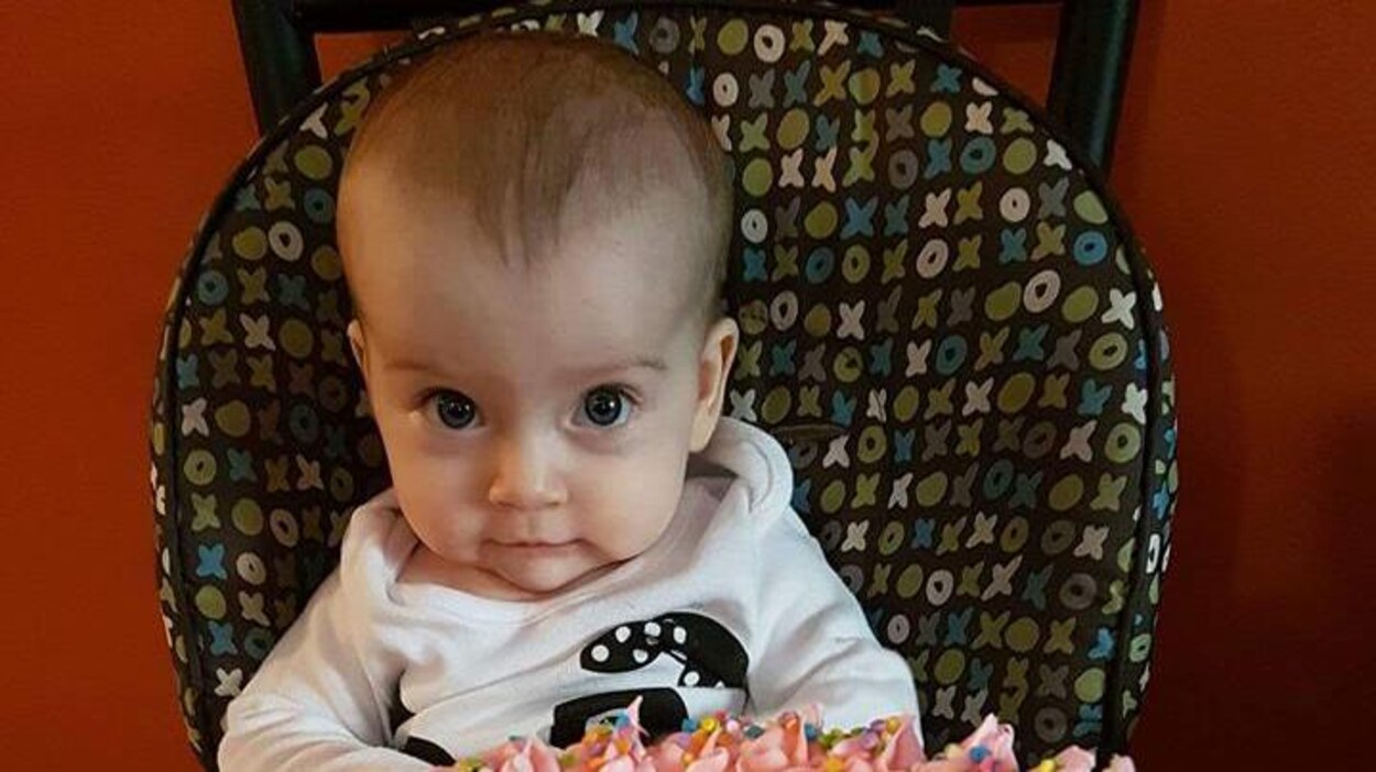Un bébé dans une chaise haute