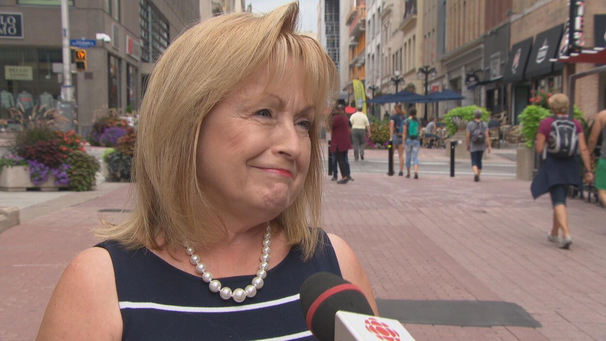 L’ancienne ministre ontarienne des Affaires francophones, Madeleine Meilleur, en entrevue avec Radio-Canada sur la rue Sparks, à Ottawa.