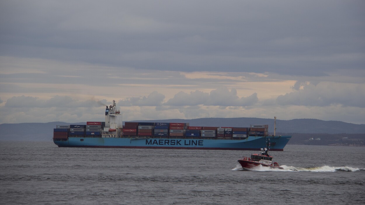 Le bateau-pilote Grandes eaux de la Garde côtière à la recherche du membre d'équipage du Maersk Patras tombé à la mer.
