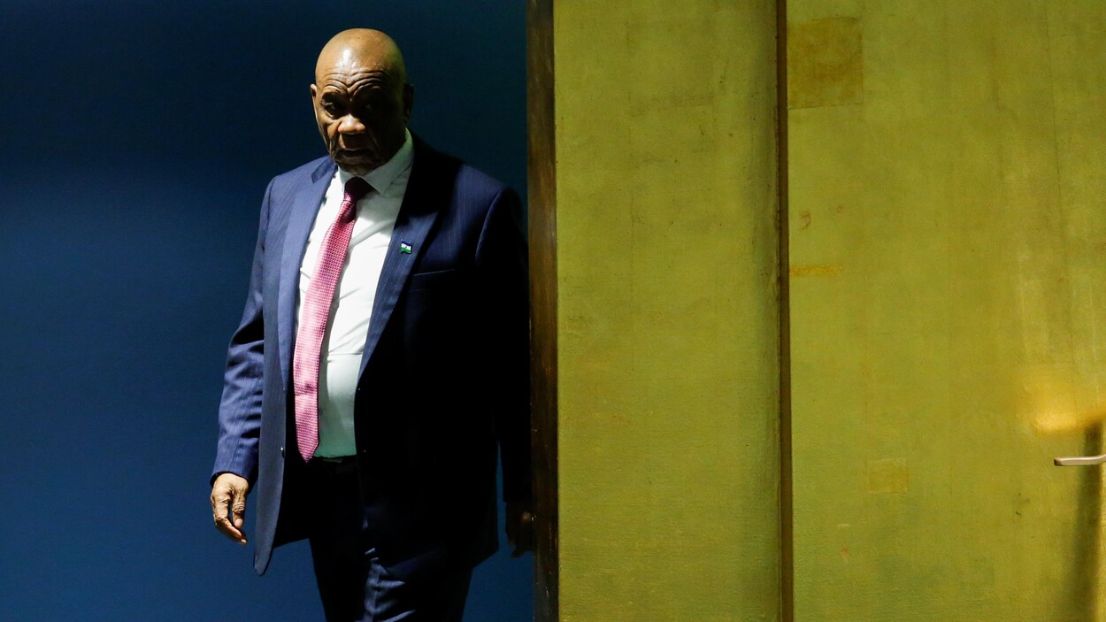 Un homme pénétrant dans une salle.