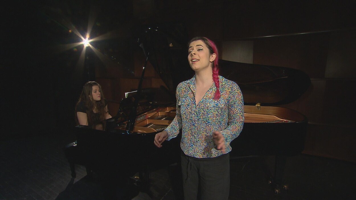 La chanteuse sur scène avec sa pianiste Karine Bétournay.