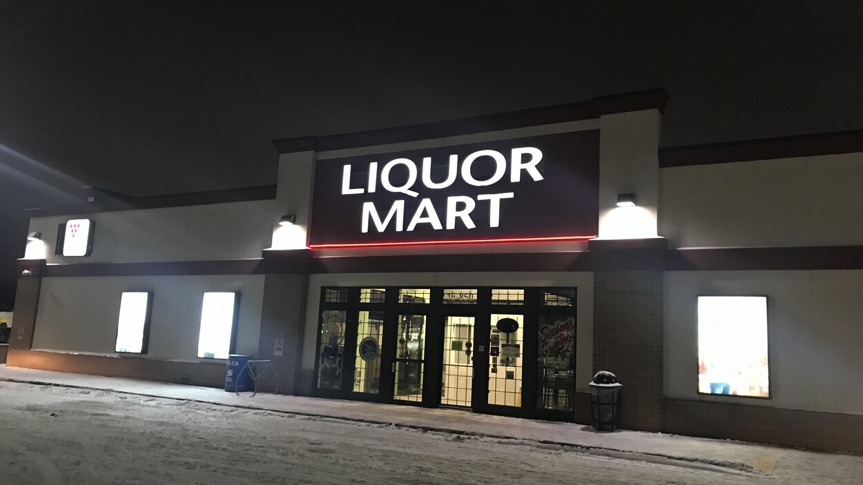 Plan large d'un magasin d'alcool fermé la nuit.