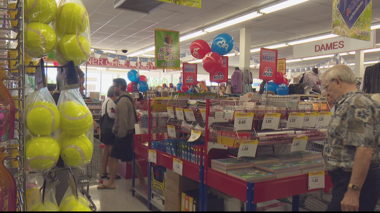 Des clients dans le magasin Rossy de Caraquet Des clients dans le magasin Rossy de Caraquet