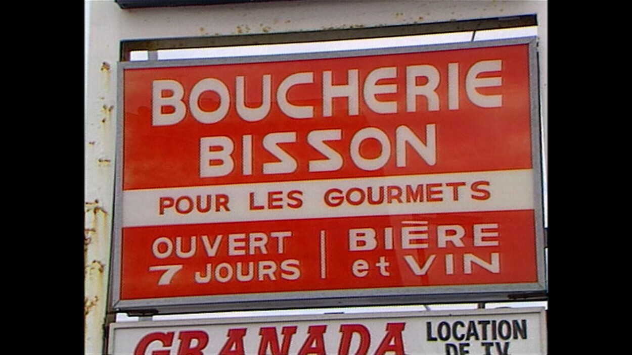Une enseigne de la boucherie Bisson, qui indique être ouverte 7 jours par semaine.