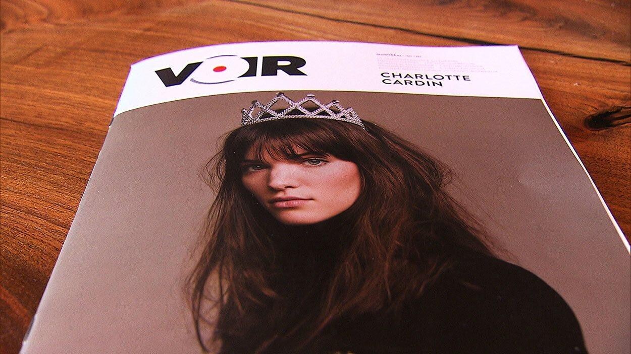 La couverture du magazine Voir sur une table.