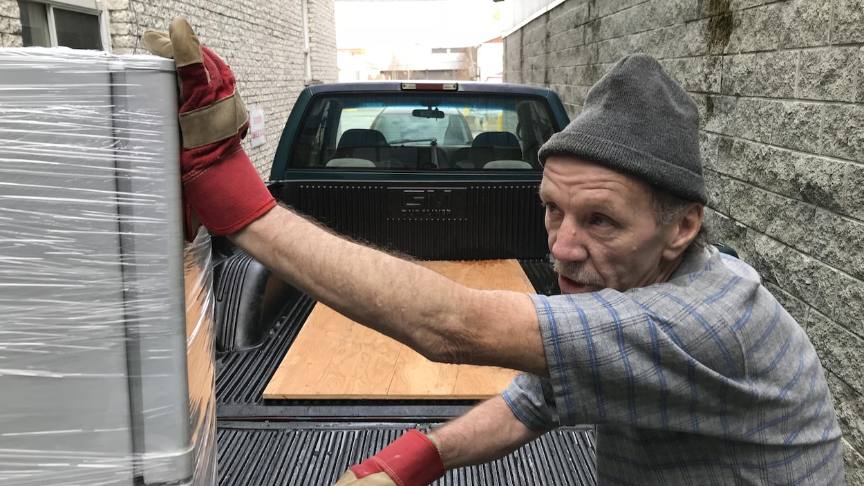 Magela Gamelin est en train de pousser un réfrigérateur pour le mettre dans la boîte d'un camion. Magela Gamelin est en train de pousser un réfrigérateur pour le mettre dans la boîte d'un camion.