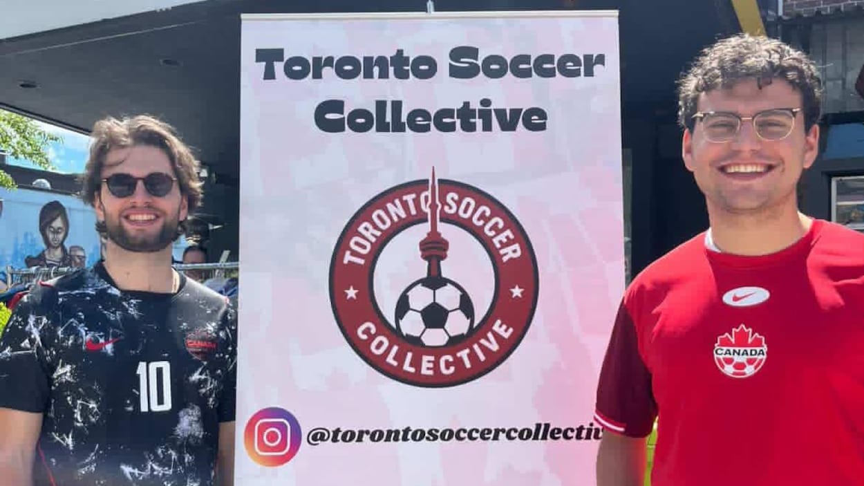 Soccer : deux frères franco-torontois partagent leur passion avec des maillots vintage
