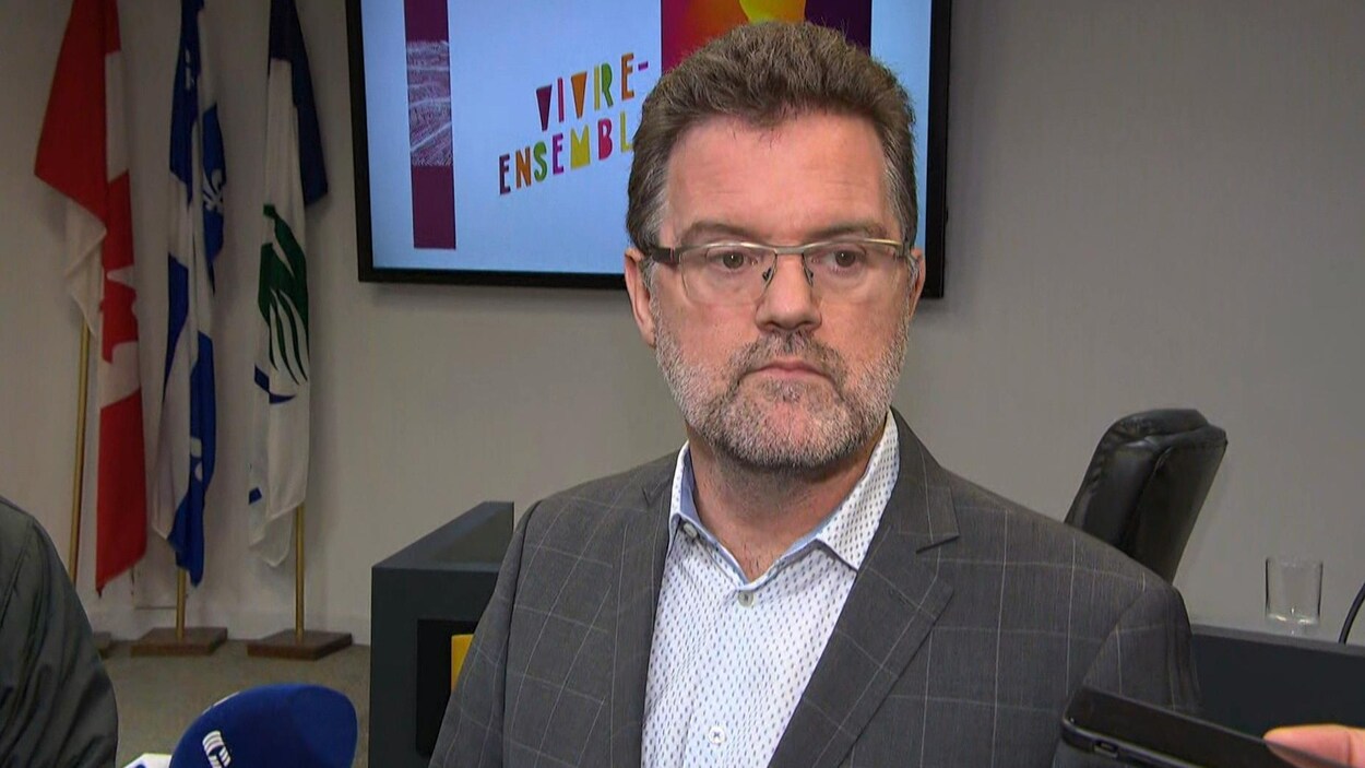 Le maire répond aux questions des journalistes après une conférence de presse à la salle Vidéotron.