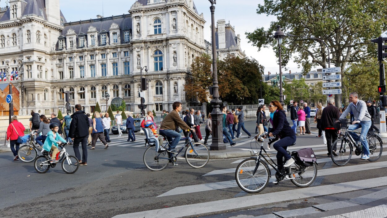 On voit gens se déplacer à vélo au centre de Paris.