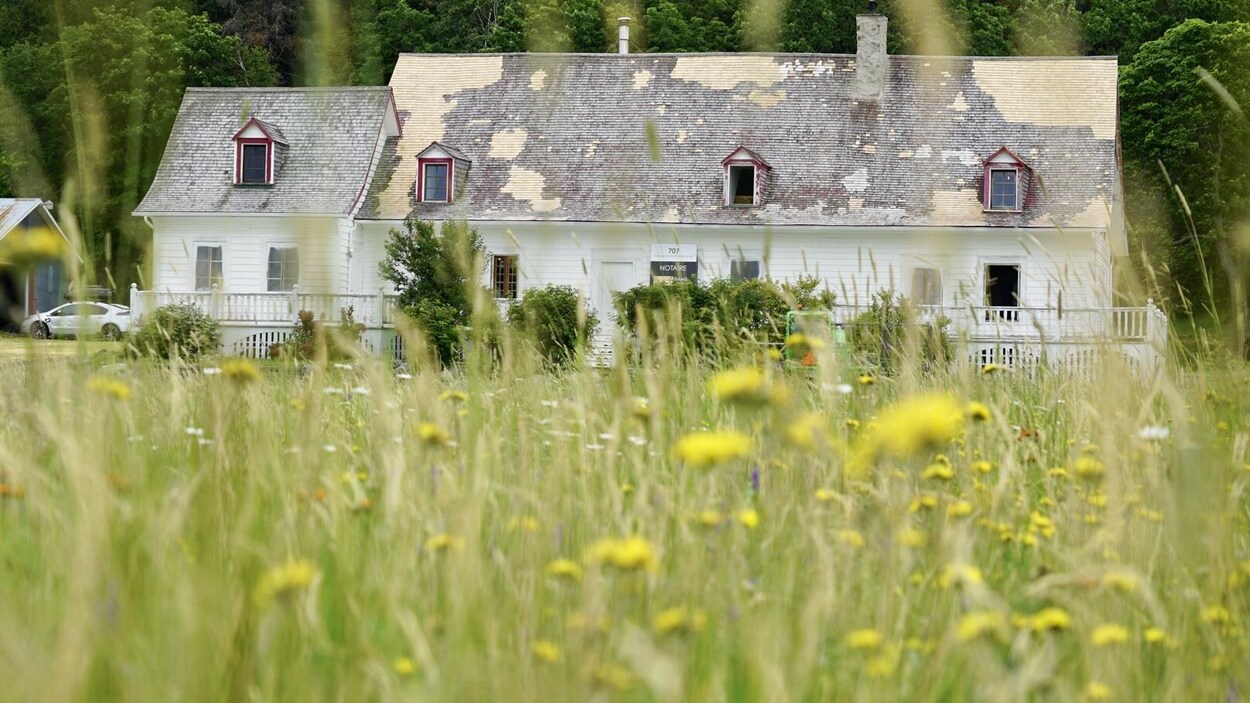 La façade avant de la maison.
