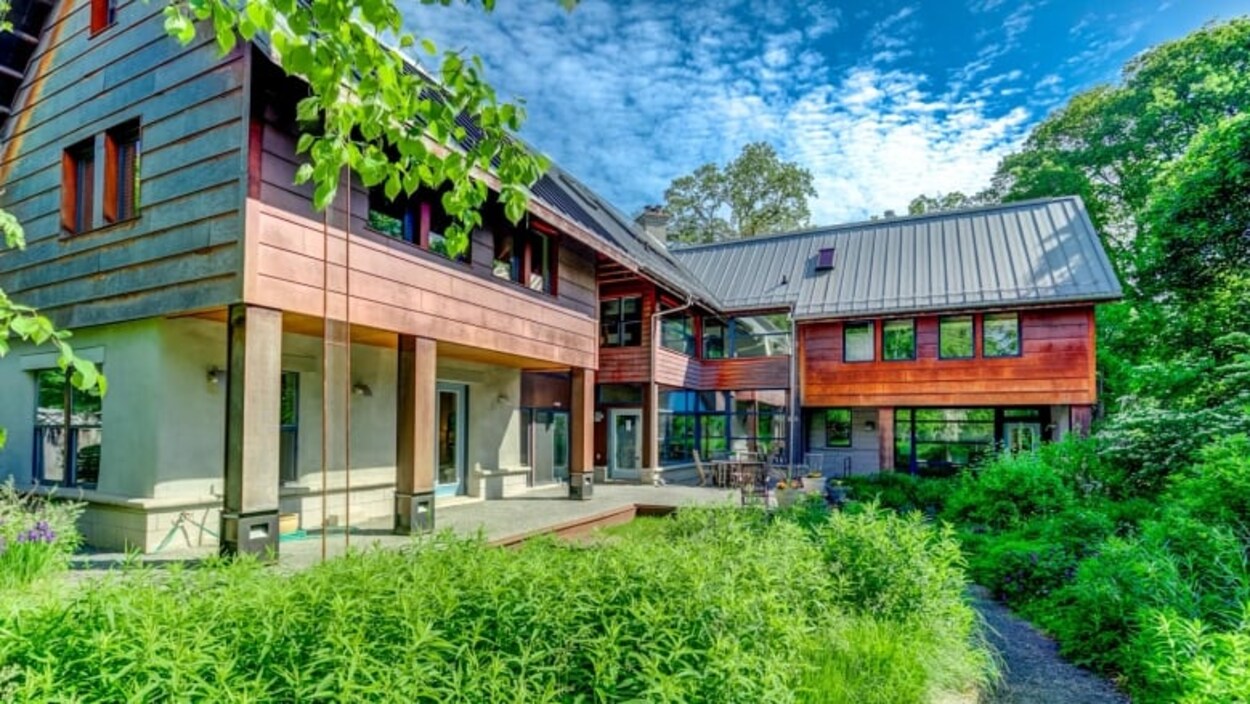 Une grande maison en bois au milieu de la végétation