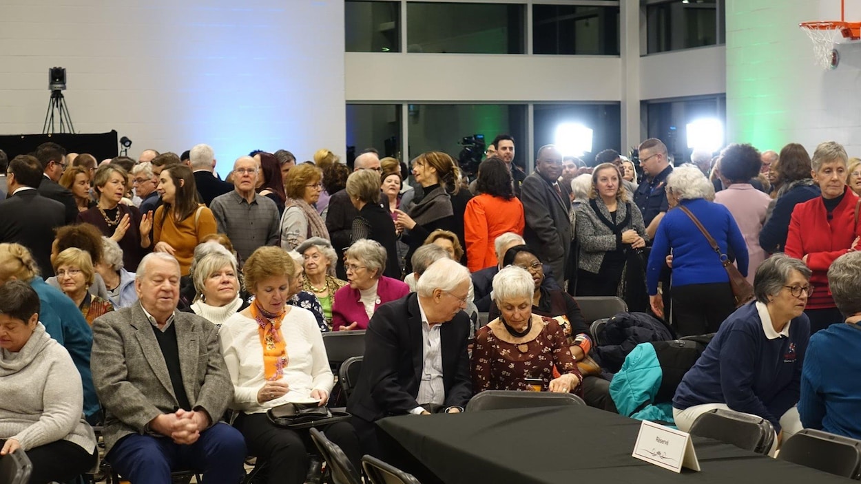 Des gens rassemblés à la Maison de la francophonie pour son inauguration.