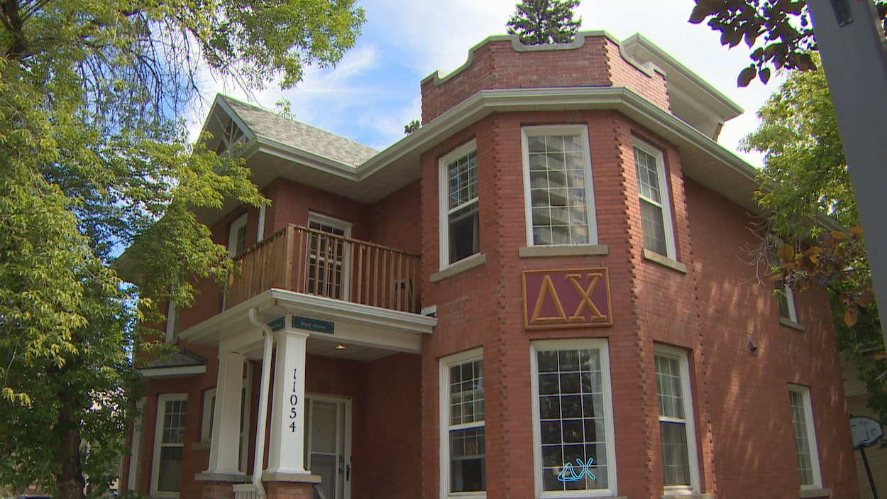 L’Université de l’Alberta met fin aux baux de maisons de fraternité et de sororité