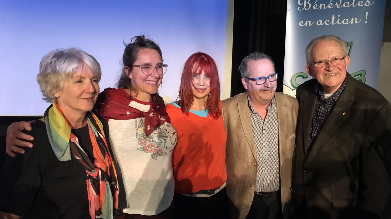 De gauche à droite: Diane Lemay du Centre d'action bénévole de Grand-Mère, Christelle Bogosta, chargée projet de la Fondation Maison Gilles-Carle, Réjean Veillette, organisateur communautaire du CIUSSS-MCQ et Michel Béliveau du comité provisoire de la Maison Gilles-Carle de Shawinigan.