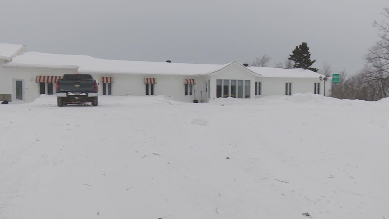 La Maison Gilles-Carle sous un couvert de neige, l'hiver.