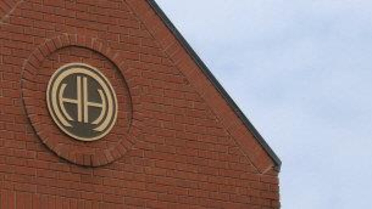Le toit d'un édifice. Un logo est au centre Le toit d'un édifice. Un logo est au centre