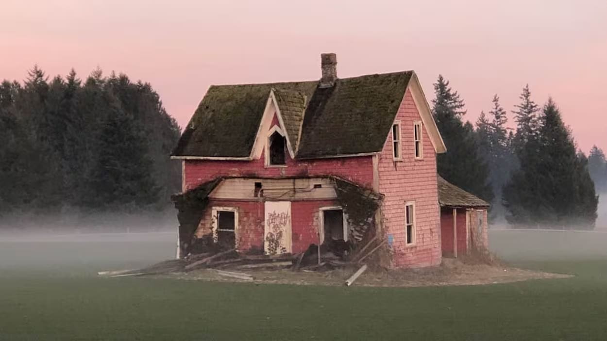 Un incendie détruit « Little Red House », une attraction touristique à Langley