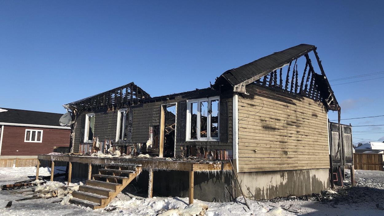 Une maison ravagé après un incendie.