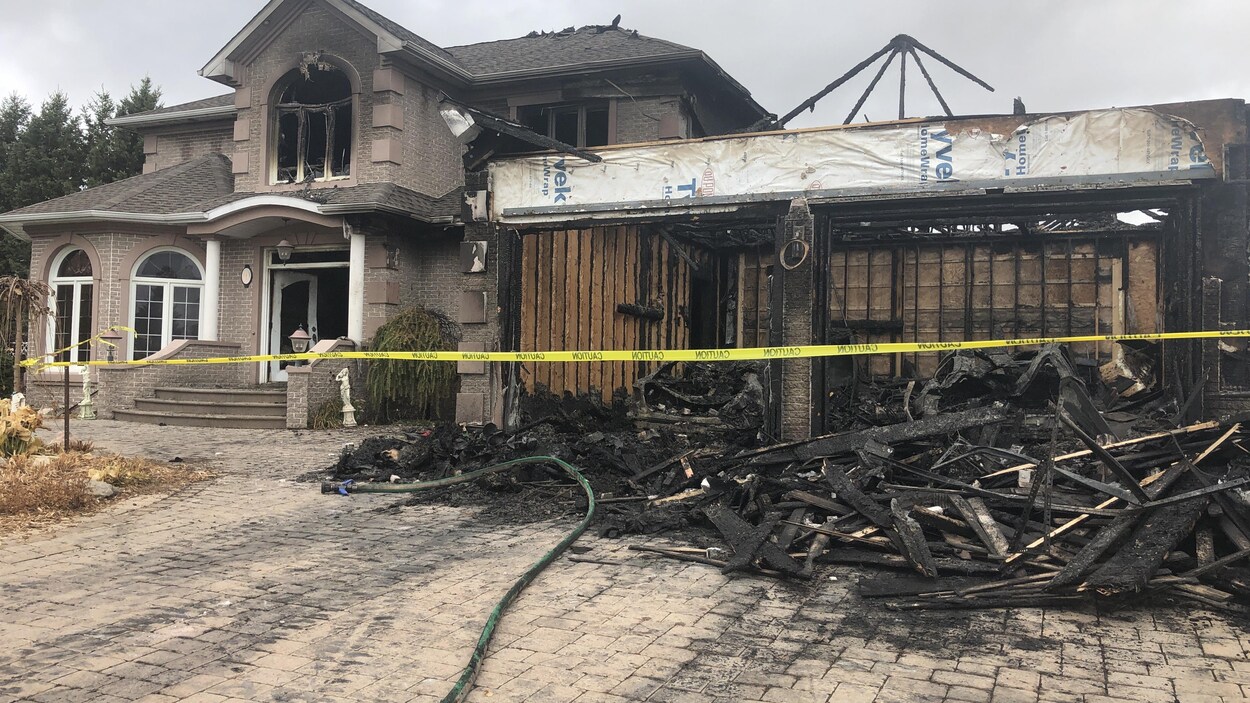 Une maison en brique coquette avec double garage, dévastée par les flammes.